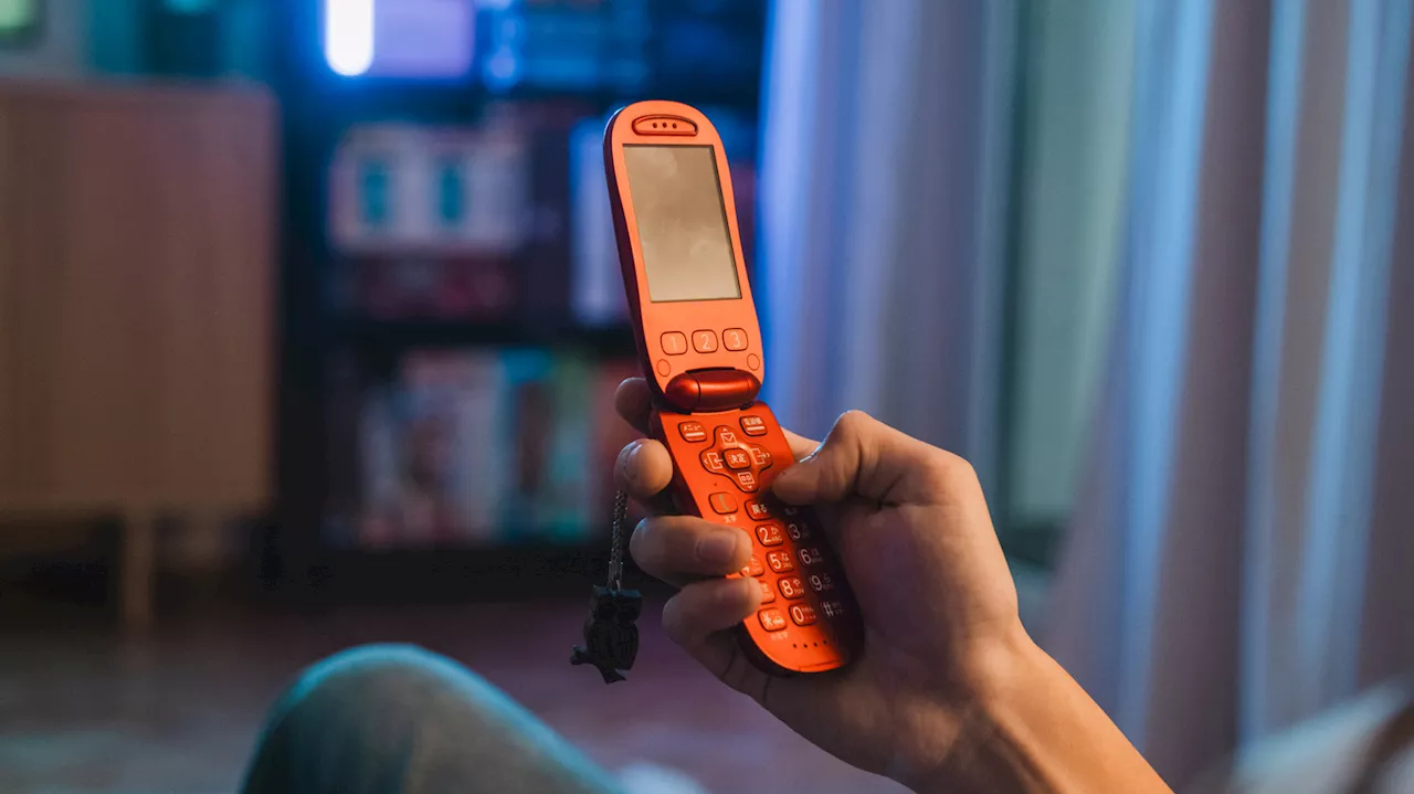 The Great Digital Unplug: Why Gen Z is Reclaiming Life via Flip Phones