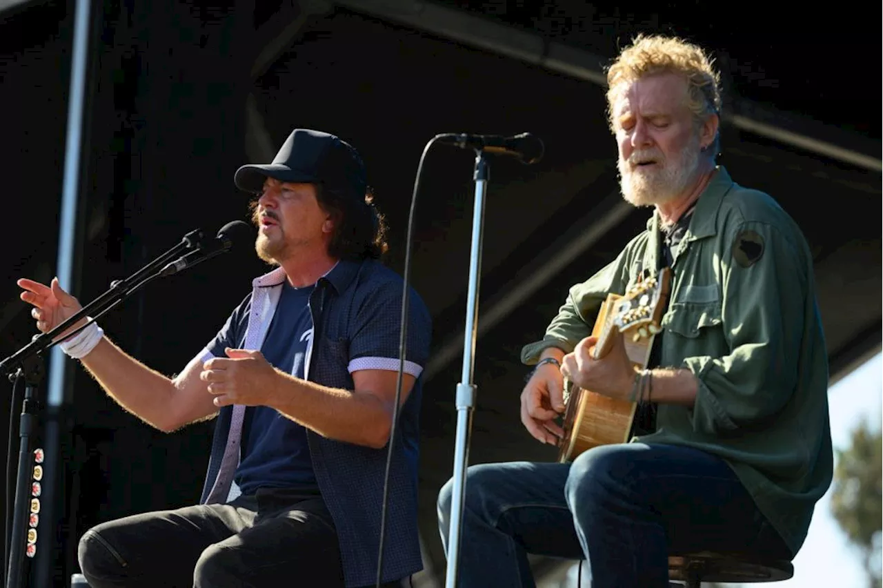 From Busking to Belting: Eddie Vedder’s Raw Tribute to Glen Hansard in Dublin