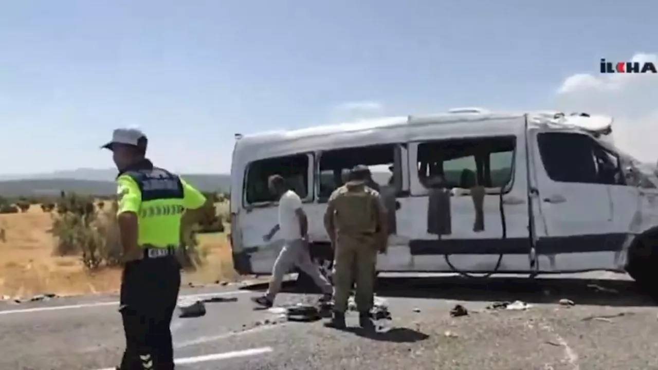 Seven Family Members Killed in Turkish Minibus Crash Near Lice