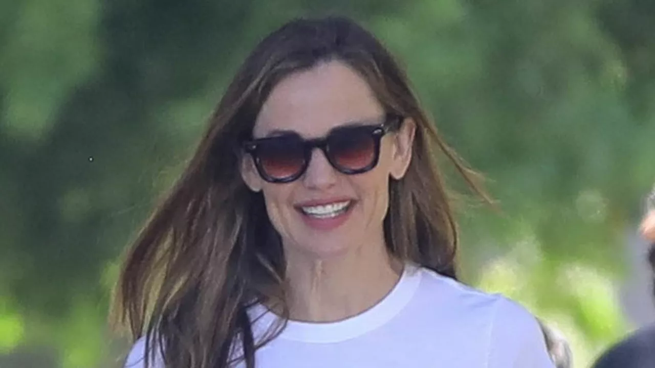 Beyond the Paparazzi: Jennifer Garner’s Search for Normalcy in Santa Monica