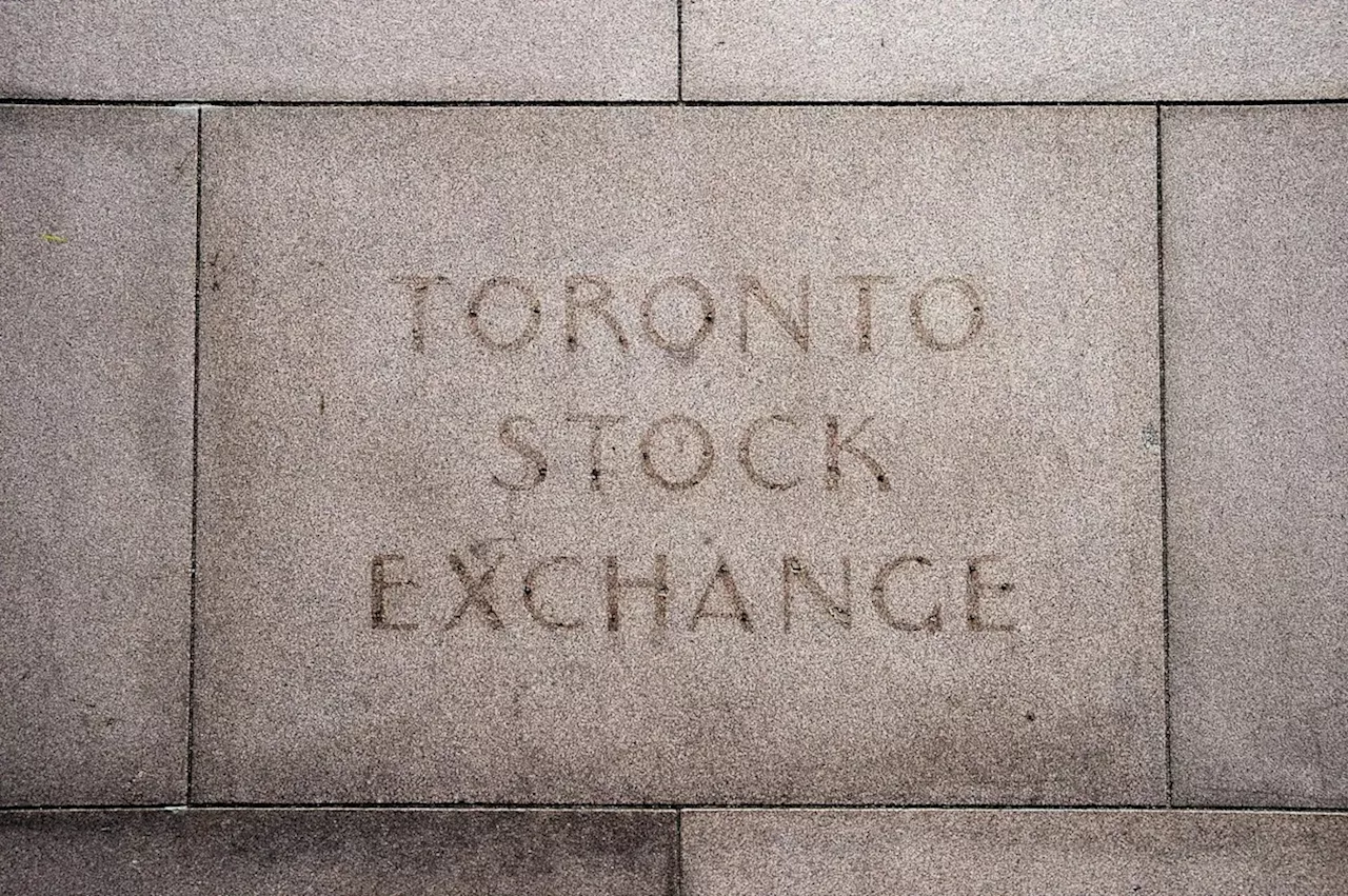 Canada's Markets Hold Steady as US Tariff Threats and AI Slump Shake Wall Street