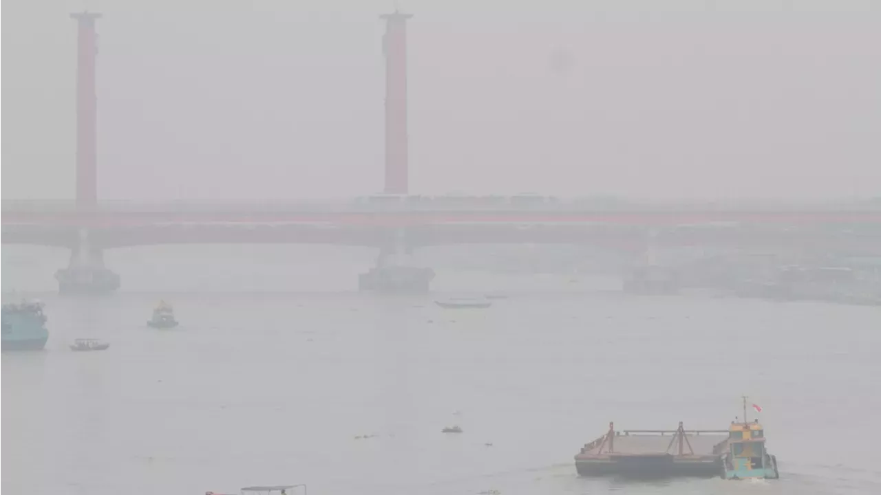 Palembang's 250,000 Students Forced Online as Toxic Haze Chokes South Sumatra