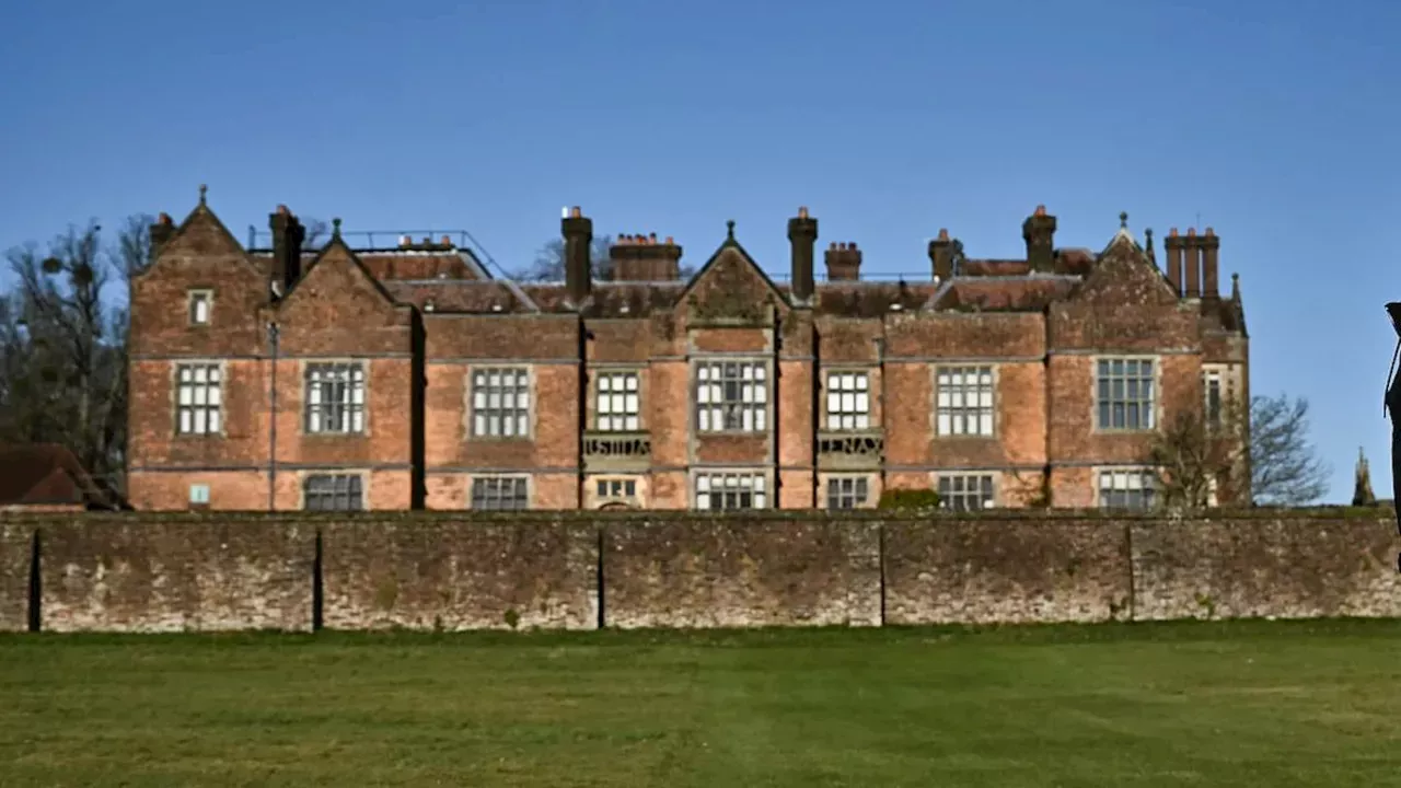 The Manchester Weekend vs. the Buckinghamshire Retreat: A Battle for Chequers