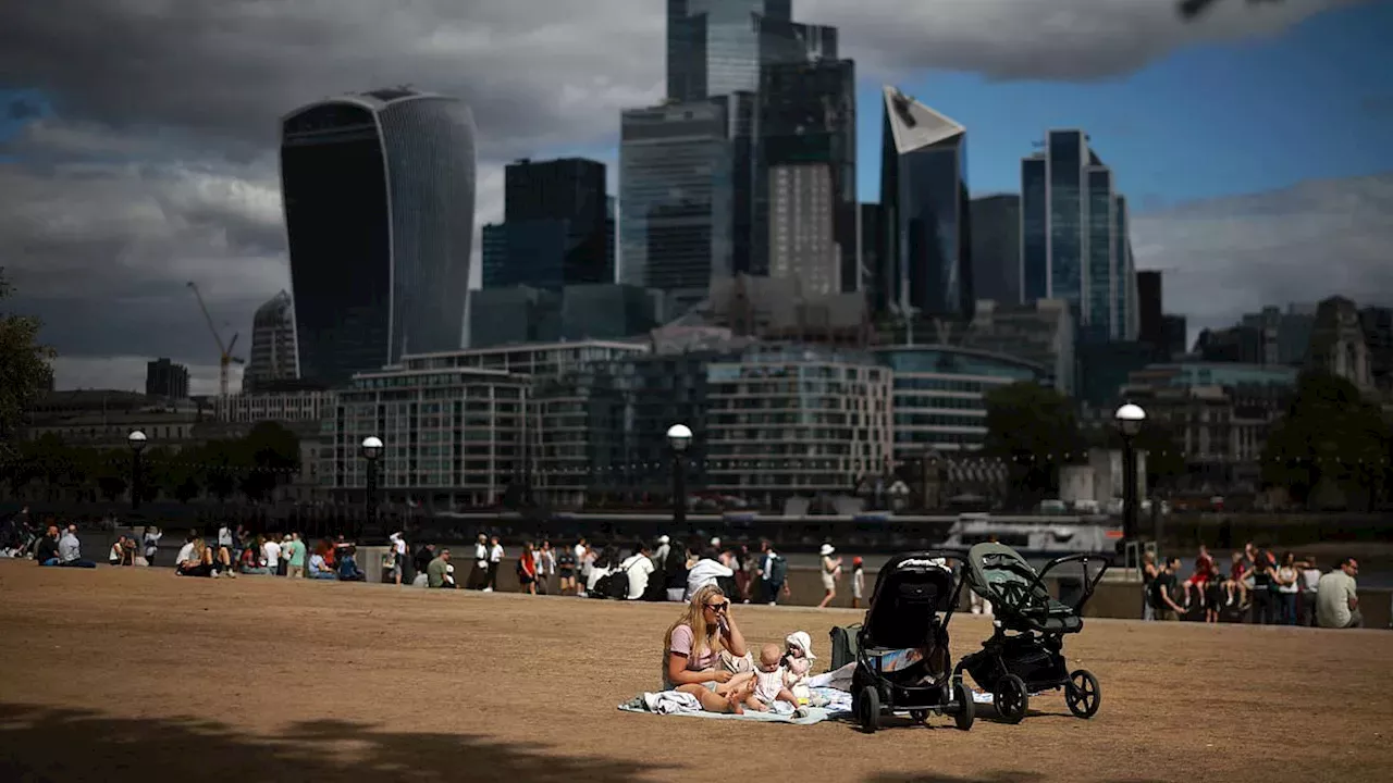 UK Retail Sales Bounce Back on Heat and Football, but Autumn Inflation Looms