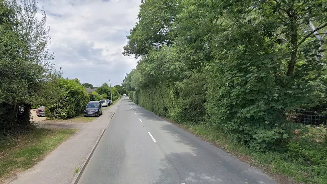 Tragedy in Landford: 17-Year-Old Fights for Life After B3079 Crash