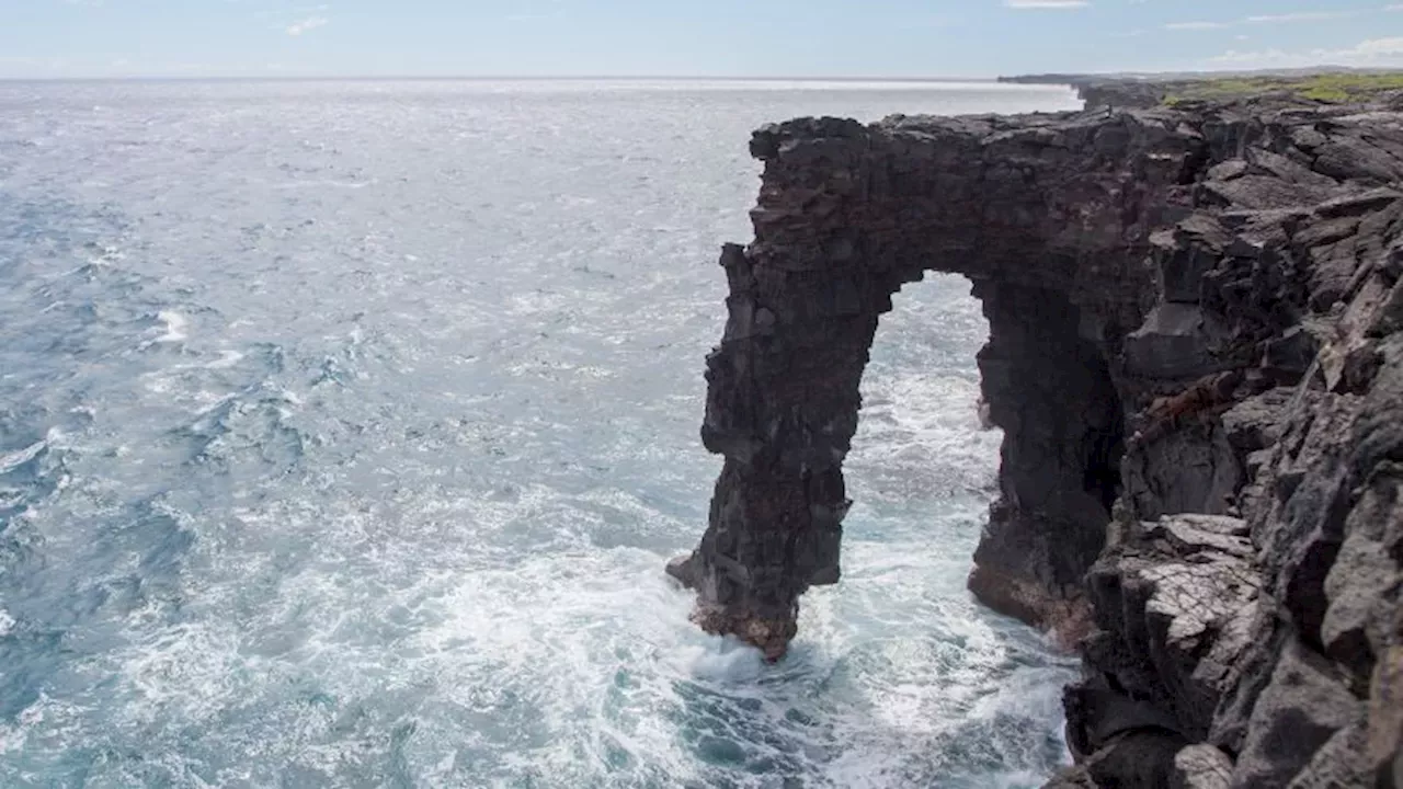 The End of an Era: Hawaii's Hōlei Sea Arch Vanishes into the Pacific