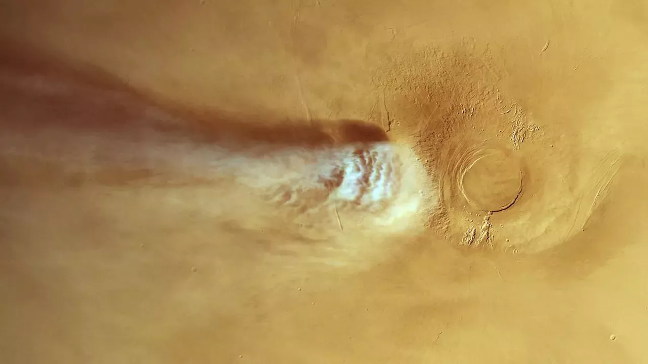 Mars' Giant Cloud Mystery Solved: The Rare Physics of Arsia Mons