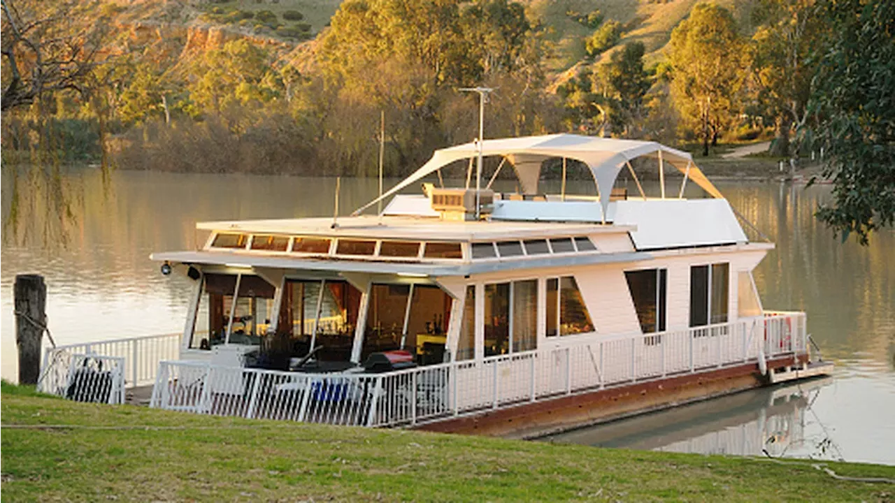 Full-Time Houseboat Living: Costs, Regulations, and Challenges