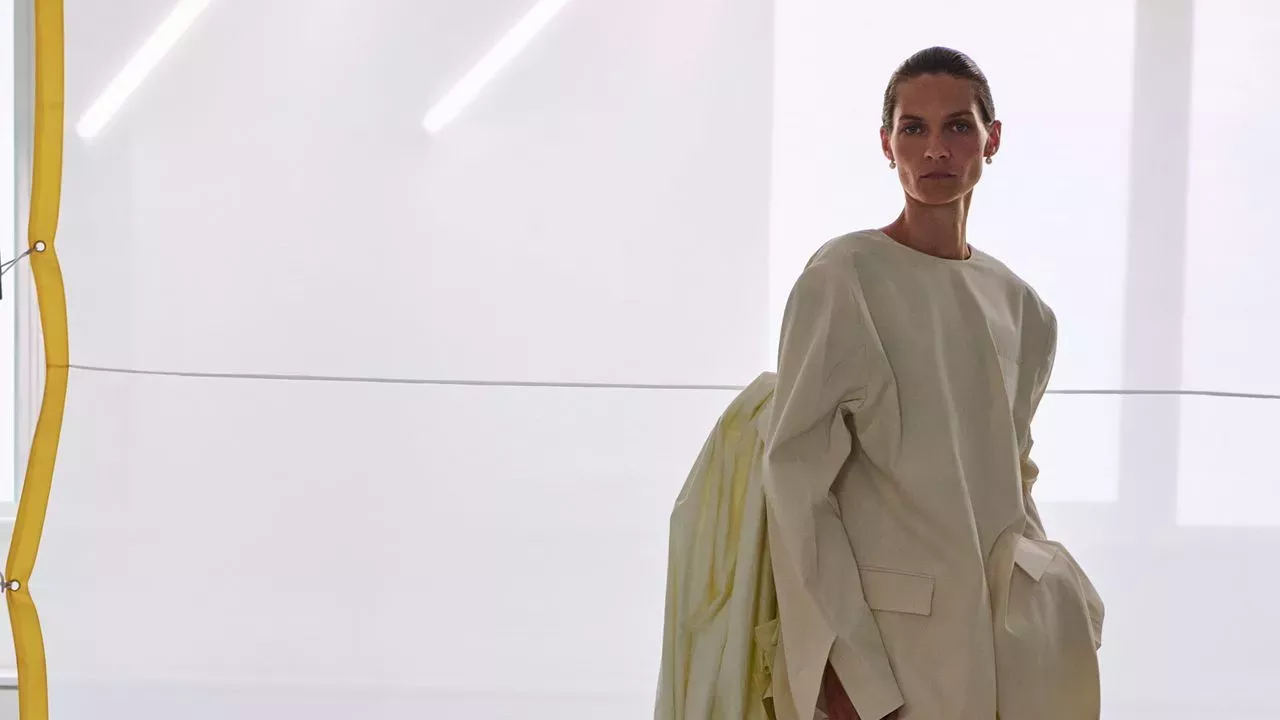 The Return of the Minimalist Queen: Phoebe Philo’s Balenciaga-Inspired Debut