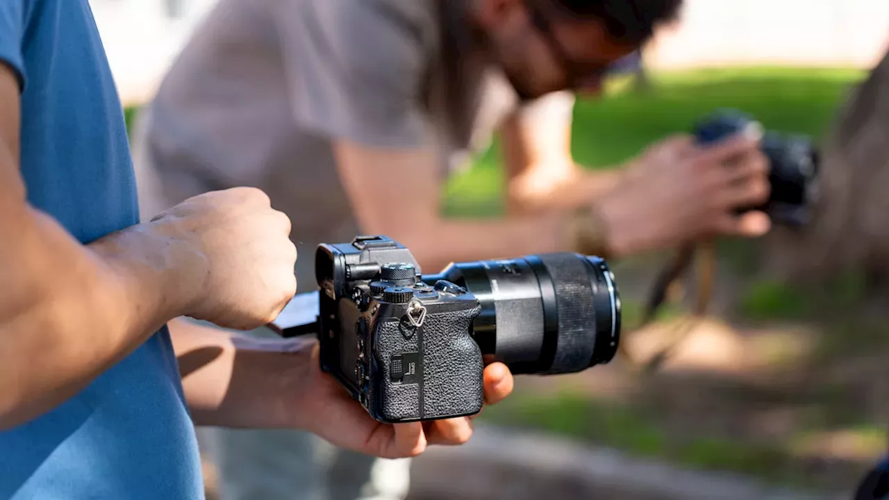Computational Magic vs. Optical Physics: The iPhone 18 Pro's Battle with the DSLR