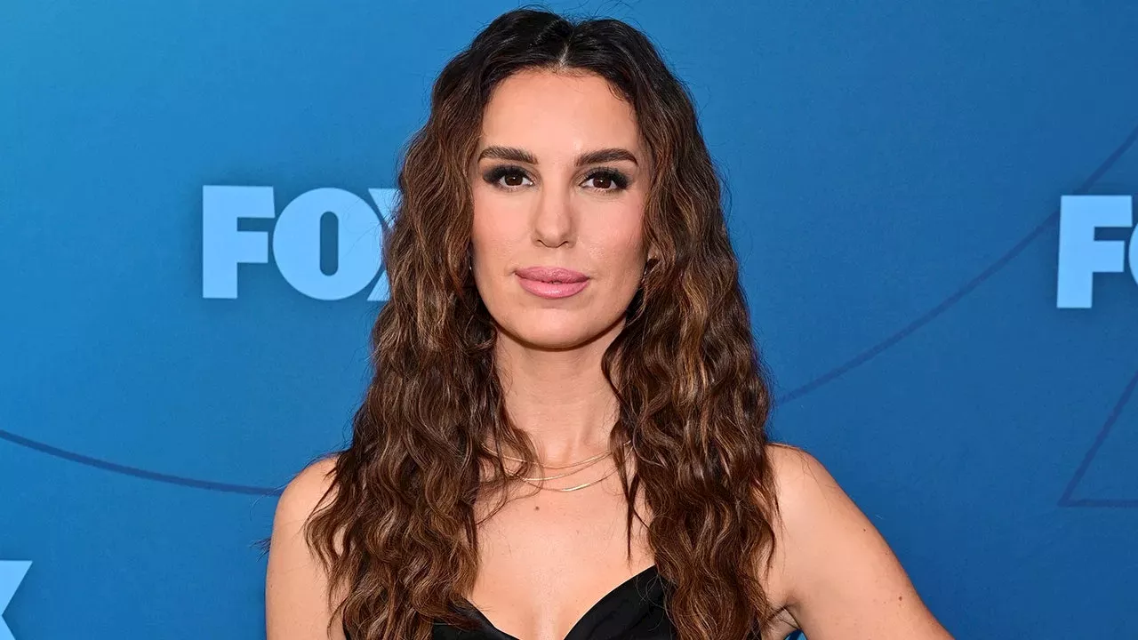 The Millimeter Margin: Christy Carlson Romano’s Near-Blindness After Texas Shooting Accident