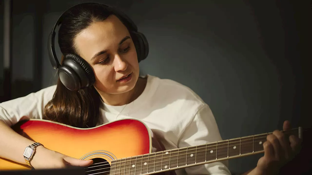 Essential Guitar Gadgets for Beginners: Tuner, Metronome, Capo, and Headphone Amp